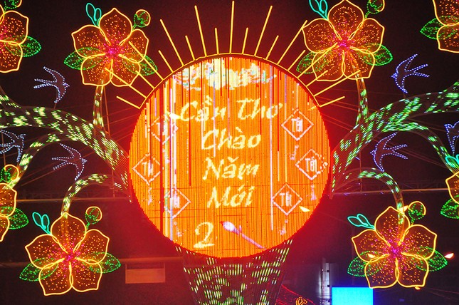 Pháo hoa rực sáng bầu trời, Việt Nam bước sang năm mới 2021 ảnh 3