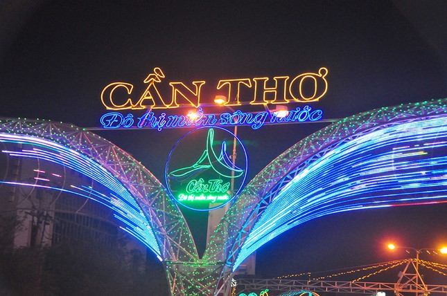 Pháo hoa rực sáng bầu trời, Việt Nam bước sang năm mới 2021 ảnh 5
