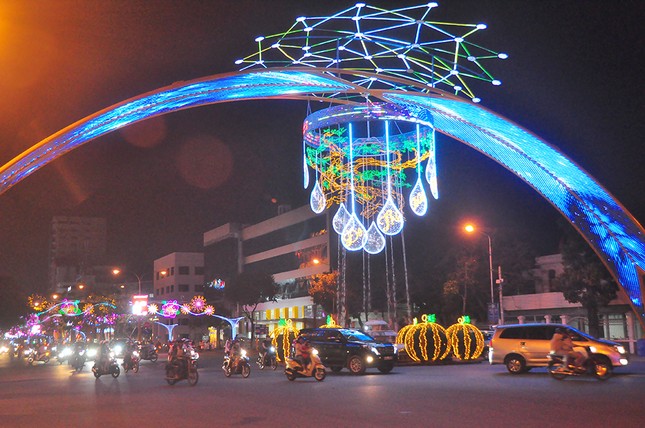 Pháo hoa rực sáng bầu trời, Việt Nam bước sang năm mới 2021 ảnh 6