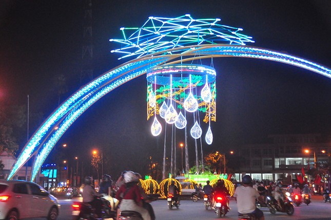 Pháo hoa rực sáng bầu trời, Việt Nam bước sang năm mới 2021 ảnh 4