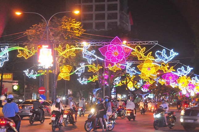 Pháo hoa rực sáng bầu trời, Việt Nam bước sang năm mới 2021 ảnh 2