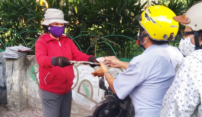 Mưu sinh nghề bán báo ảnh 1
