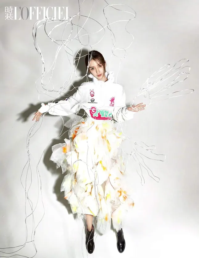 Ngắm Angela Baby đẹp ma mị và cực lạ mắt trên bìa tạp chí L’OFFICIEL Trung tháng 9 ảnh 2