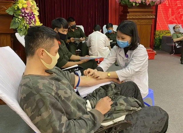 Thiếu tướng Nguyễn Hải Trung và gần 300 chiến sỹ tham gia hiến máu tình nguyện ảnh 1