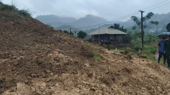 9 hộ gia đình và 40 chiến sĩ phải di dời khẩn cấp vì sạt lở núi ảnh 1