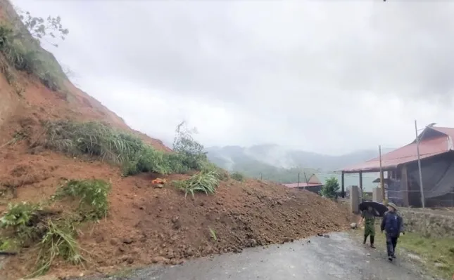 9 hộ gia đình và 40 chiến sĩ phải di dời khẩn cấp vì sạt lở núi ảnh 2