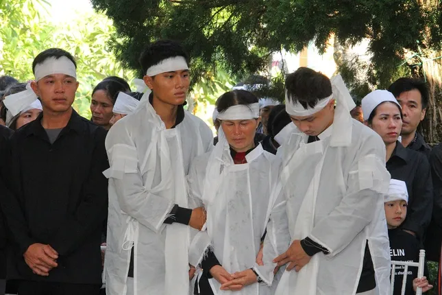 Xúc động lễ viếng 2 liệt sỹ hy sinh khi giúp dân khắc phục hậu quả lũ lụt ảnh 5