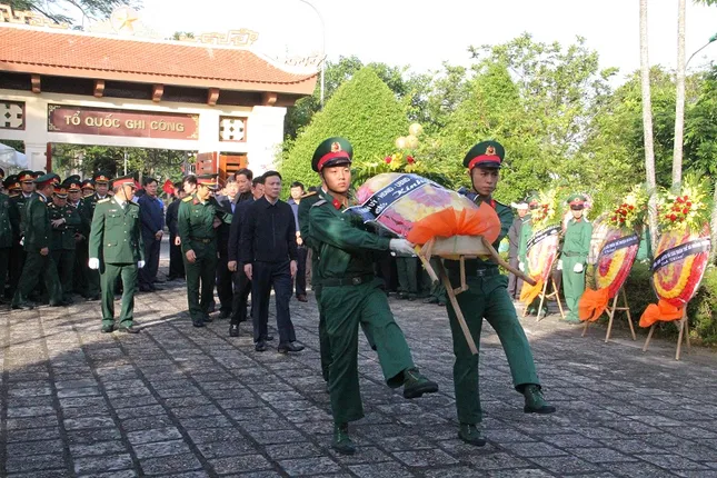 Xúc động lễ viếng 2 liệt sỹ hy sinh khi giúp dân khắc phục hậu quả lũ lụt ảnh 1
