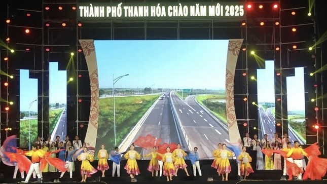 Rực rỡ pháo hoa đón năm mới 2025 ảnh 111