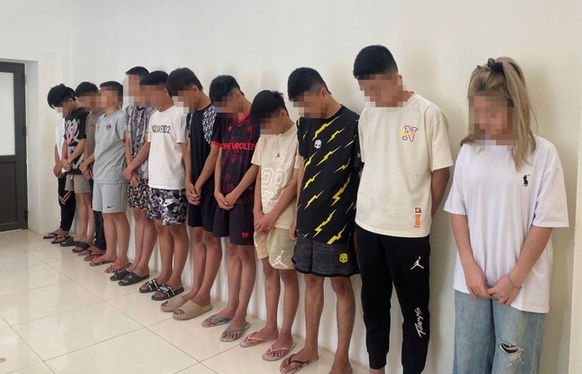 Hai thanh niên bị đánh gục vì trêu ghẹo thiếu nữ ảnh 1