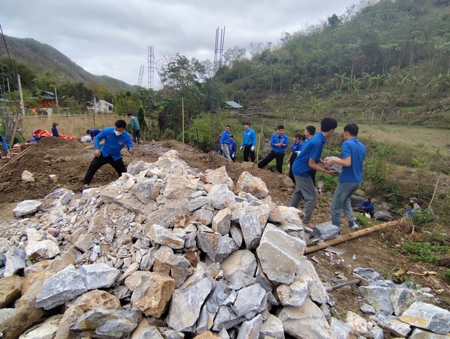 Thanh niên tình nguyện Thanh Hóa tiếp sức thi công xây nhà cho hộ nghèo ảnh 2