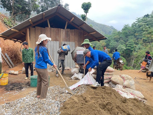Thanh niên tình nguyện Thanh Hóa tiếp sức thi công xây nhà cho hộ nghèo ảnh 1