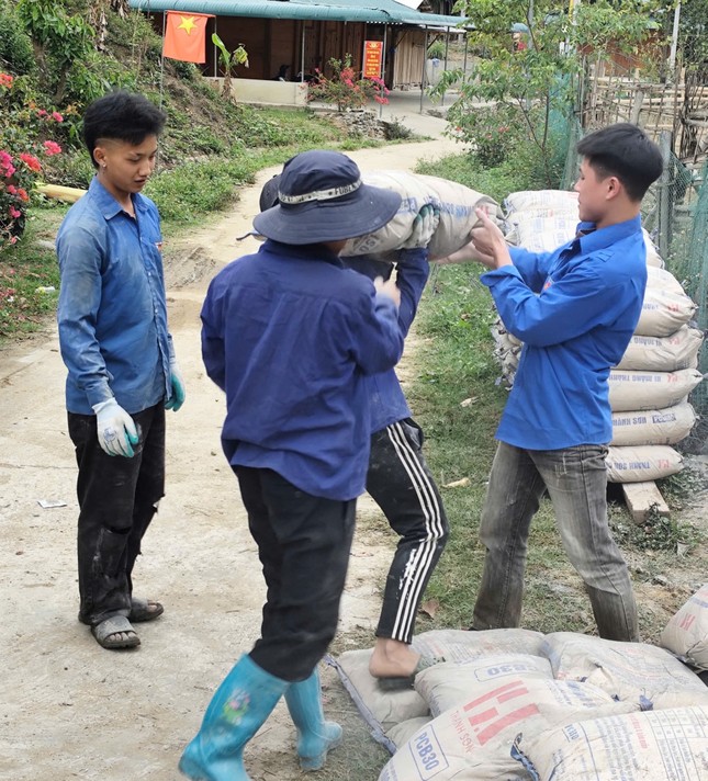 Thanh niên tình nguyện Thanh Hóa tiếp sức thi công xây nhà cho hộ nghèo ảnh 3