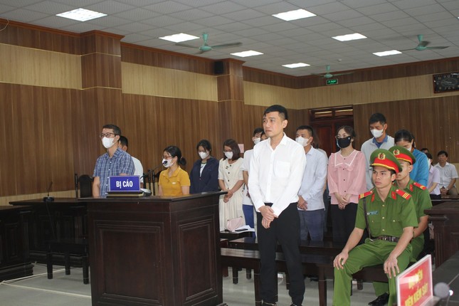 Thủ đoạn &apos;đẩy&apos; dân gặp &apos;cò&apos; của nhóm cán bộ chi nhánh văn phòng đăng ký đất đai ảnh 2