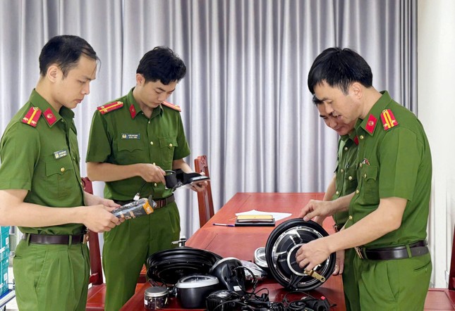 Đồng loạt khám xét 9 địa điểm trong đường dây buôn lậu bình ắc quy, phụ tùng xe điện ảnh 1