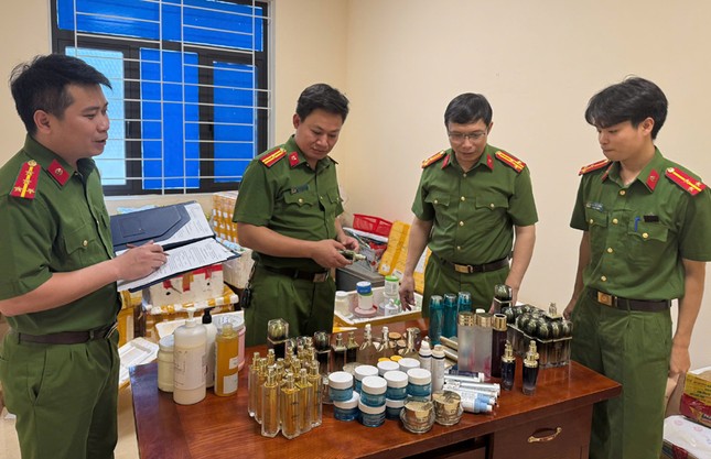 Triệt phá cơ sở sản xuất, buôn bán số lượng lớn mỹ phẩm giả ở Thanh Hóa ảnh 1