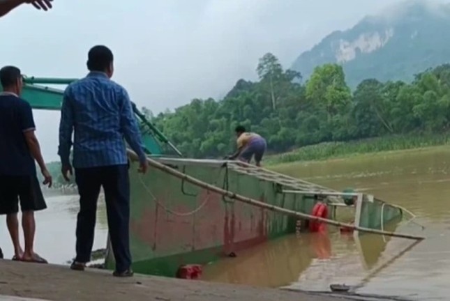 Đò chở học sinh bị lật trên sông Mã ảnh 1