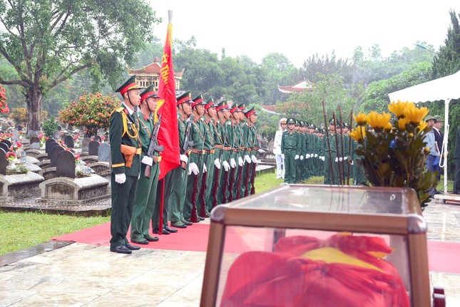 An táng 21 hài cốt quân tình nguyện và chuyên gia Việt Nam hy sinh tại Lào ảnh 3