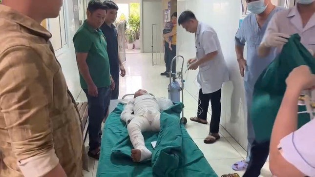 Sử dụng xăng để đốt diệt kiến, hai anh em bỏng nặng ảnh 2