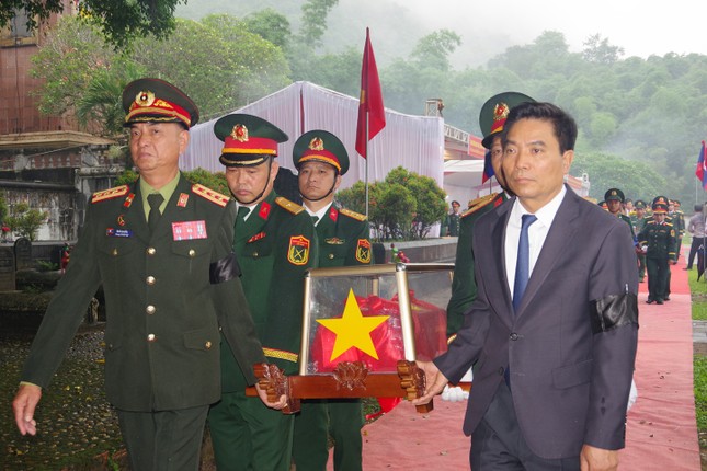 An táng 21 hài cốt quân tình nguyện và chuyên gia Việt Nam hy sinh tại Lào ảnh 2