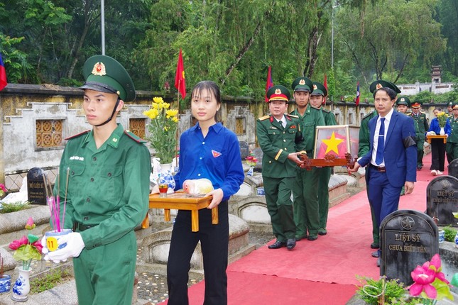 An táng 21 hài cốt quân tình nguyện và chuyên gia Việt Nam hy sinh tại Lào ảnh 4