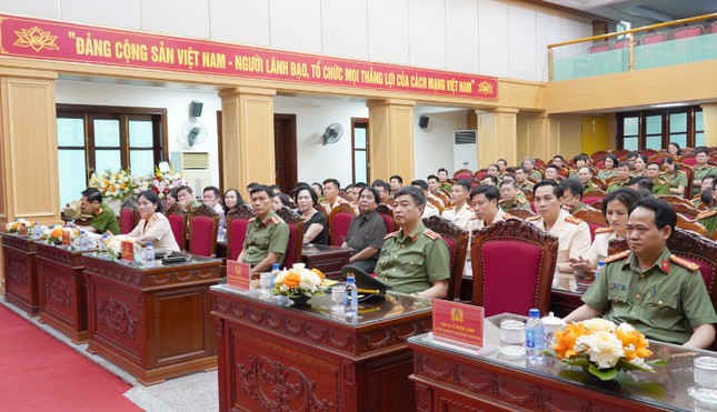 Thăng cấp bậc hàm, nâng bậc lương cho 2.339 cán bộ, chiến sỹ công an Thanh Hóa ảnh 1