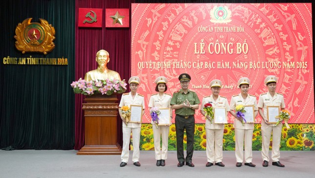 Thăng cấp bậc hàm, nâng bậc lương cho 2.339 cán bộ, chiến sỹ công an Thanh Hóa ảnh 2