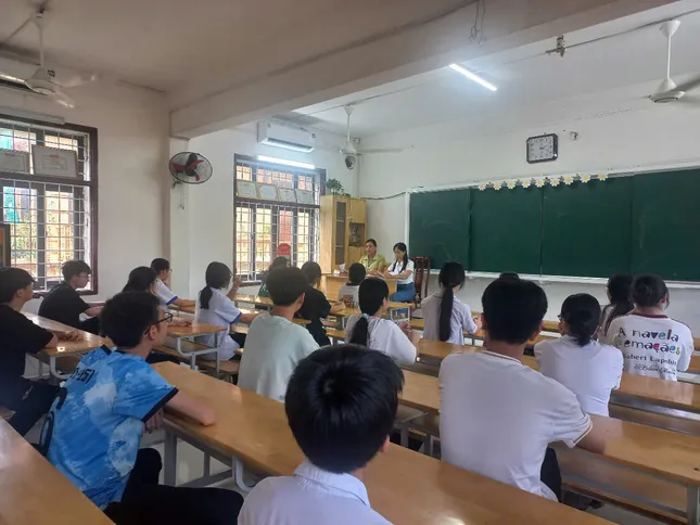 Học sinh, phụ huynh lo lắng khi không có đồng hồ trong phòng thi vào lớp 10 ảnh 1