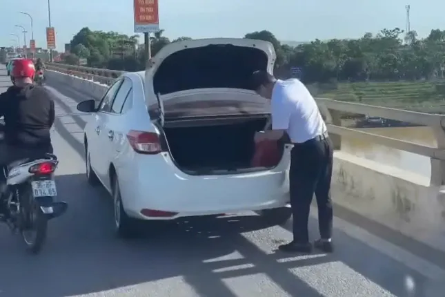 Xử phạt 13,5 triệu đồng người đàn ông dừng xe ô tô trên cầu vứt đồ xuống sông ở Thanh Hóa ảnh 1