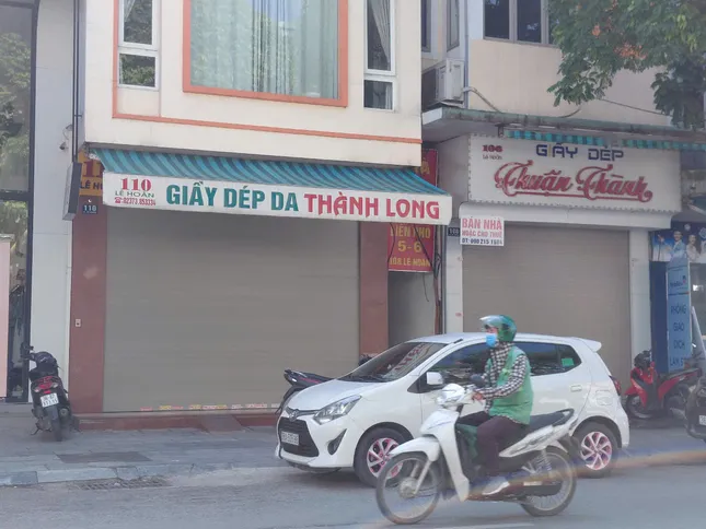 Nhiều cửa hàng kinh doanh thời trang, mỹ phẩm 'bất ngờ' đóng cửa ảnh 3