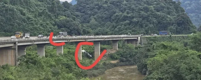 Ô tô tải văng khỏi cầu sau tai nạn liên hoàn, 6 người thương vong ảnh 2