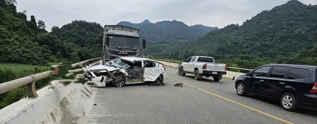 Ô tô tải văng khỏi cầu sau tai nạn liên hoàn, 6 người thương vong ảnh 1