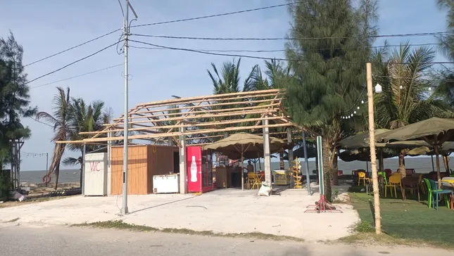 Tháo dỡ loạt hạng mục trái phép trên bờ biển ở Thanh Hóa ảnh 1
