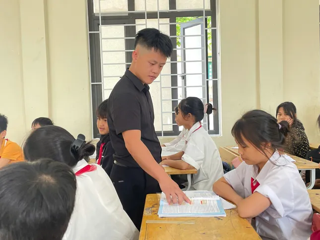 Sở chỉ đạo xét thăng hạng cho giáo viên, huyện bàn giao chờ chính quyền xã mới giải quyết ảnh 1