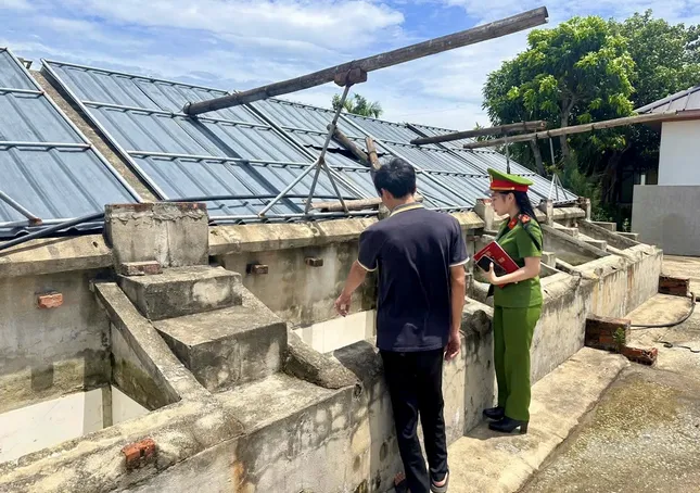 Công an Thanh Hóa xác minh vụ hàng nghìn nước mắm bị vứt bỏ bên đường ảnh 1