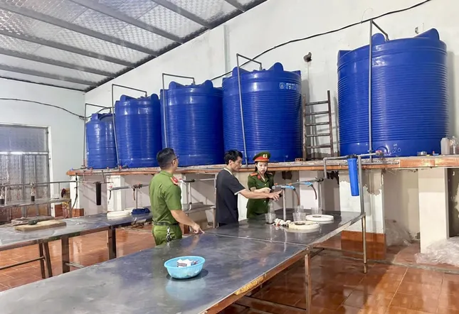 Công an Thanh Hóa xác minh vụ hàng nghìn nước mắm bị vứt bỏ bên đường ảnh 2
