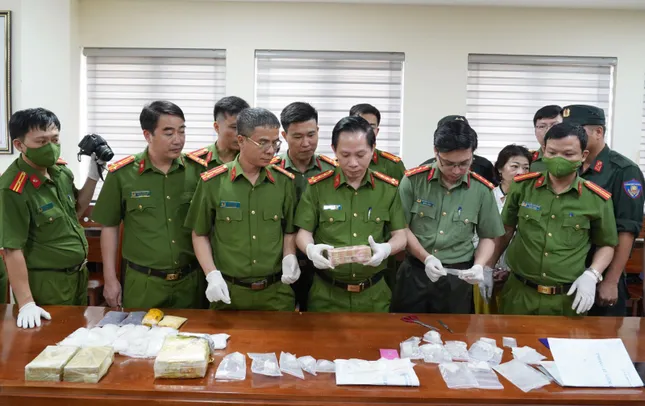 Bắt 3 đối tượng đầu não, thu hơn 5kg ma tuý và súng quân dụng ảnh 1