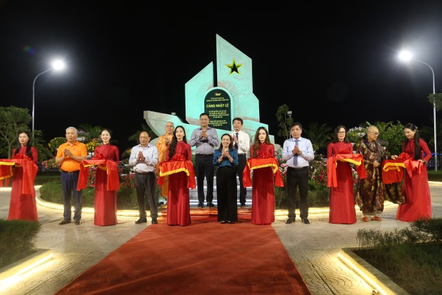 Lung linh hoa đăng nơi bến cảng từng là ‘toạ độ lửa’ trên dòng Nhật Lệ ảnh 1