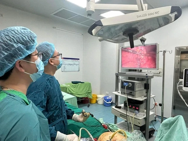 Viên đá bắn thủng bụng người đàn ông khi đang cắt cỏ ảnh 1