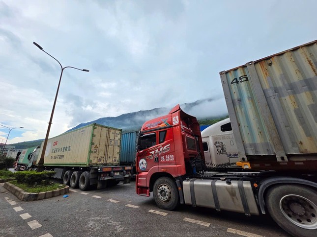 Hàng trăm phương tiện ùn tắc nhiều km tại cửa khẩu Cha Lo ảnh 2
