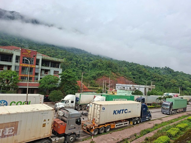Hàng trăm phương tiện ùn tắc nhiều km tại cửa khẩu Cha Lo ảnh 1