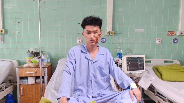 Chạy xe máy mất lái đâm vào hàng rào, nam thanh niên bị thanh gỗ đâm thấu ngực ảnh 2