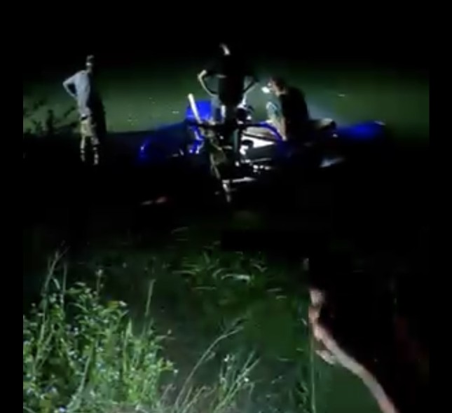 Phát hiện cây sưa ‘khủng’ dưới suối thuộc vùng đệm Phong Nha-Kẻ Bàng, dân lén lút khai quật trong đêm ảnh 1