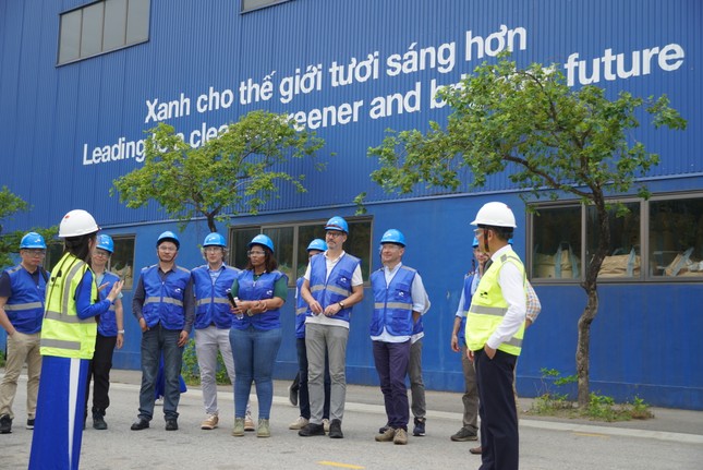 Hơn 40 chuyên gia quốc tế khảo sát nhà máy titan ở Quảng Bình ảnh 1