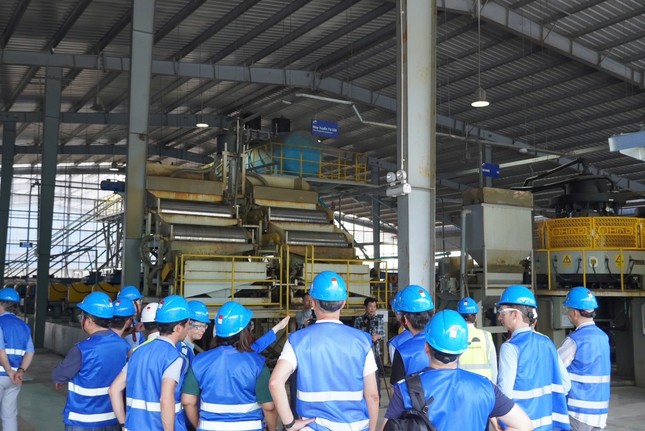 Hơn 40 chuyên gia quốc tế khảo sát nhà máy titan ở Quảng Bình ảnh 2