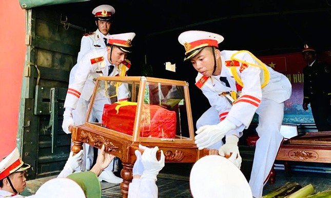 Quảng Bình tổ chức trang trọng lễ truy điệu và an táng 17 hài cốt liệt sỹ hy sinh tại Lào ảnh 1