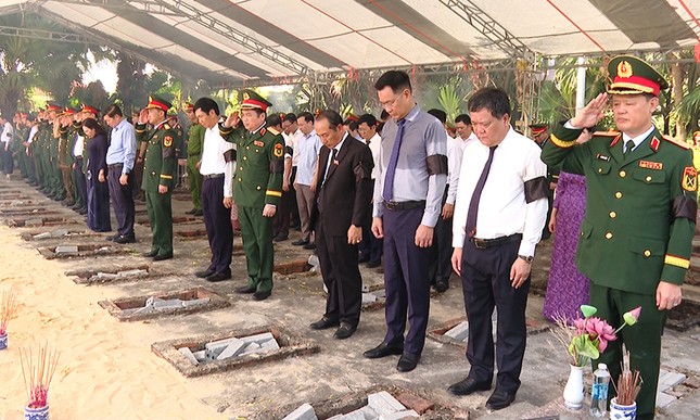 Quảng Bình tổ chức trang trọng lễ truy điệu và an táng 17 hài cốt liệt sỹ hy sinh tại Lào ảnh 4