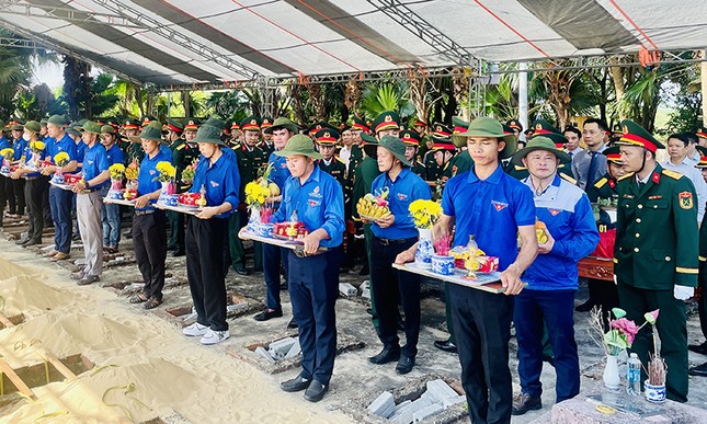 Quảng Bình tổ chức trang trọng lễ truy điệu và an táng 17 hài cốt liệt sỹ hy sinh tại Lào ảnh 5