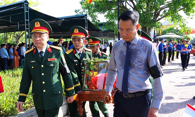 Quảng Bình tổ chức trang trọng lễ truy điệu và an táng 17 hài cốt liệt sỹ hy sinh tại Lào ảnh 2