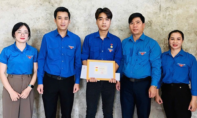 Trao Huy hiệu Tuổi trẻ dũng cảm cho đoàn viên cứu người đuối nước ảnh 1